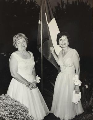 Liz Carpenter and Lady Bird Johnson (notevenpast.org)