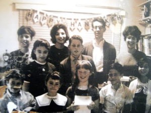 A California family celebrates Hanukkah in 1962. (ellenbloom.blogspot.com)
