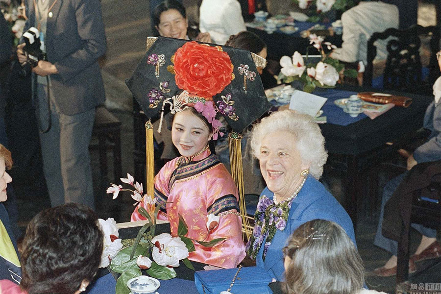 Barbara Bush attended a tea party at the Prince Gong's Mansion in Beijing on February 26, 1989. (english.cri.cn)