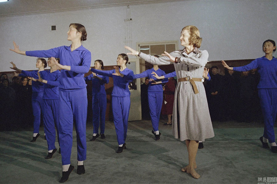 Betty Ford gets a dancing lesson from a group of female dancers at a performance academy in Beijing on December 3, 1975. (english.cri.cn)