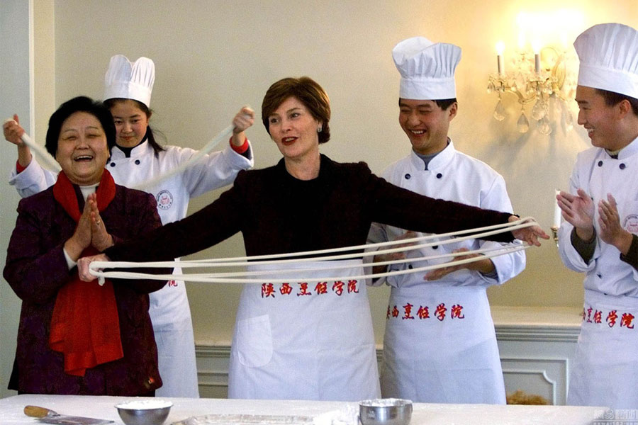 Laura Bush learned to make noodles with Chinese chefs at a restaurant in Beijing on February 21, 2002. (english.cri.cn)