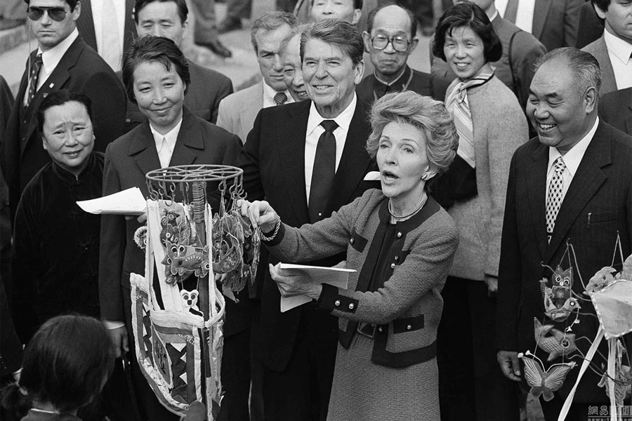Nancy Reagan bargaining on souvenirs in Xi'an on April 29, 1984. (english.cri.cn)