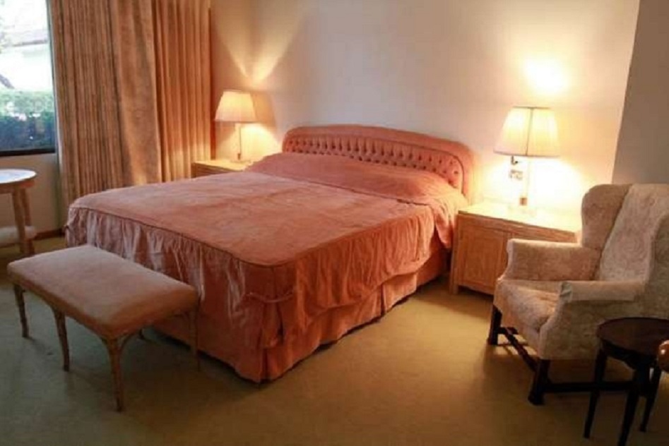 Gerald Ford's bed at his Rancho Mirage, California home as it looked at the time the house was on the market. Gerald Ford's bed at his Rancho Mirage, California home as it looked at the time the house was on the market.