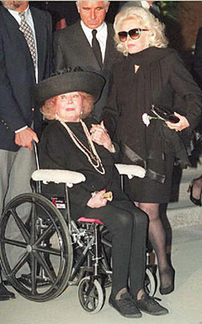 Magda and Zsa Zsa Gabor at the funeral of their mother, months before Magda's own death.