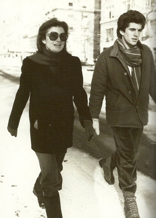 Trudging through winter snow in New York, 1988. (delisa swigger pinterest) Trudging through winter snow in New York, 1988. (delisa swigger pinterest)