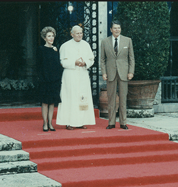 At a formal dinner in 1987, Nancy Reagan struck a more informal tone in the short dress of her attire in the presence of the pontiff.