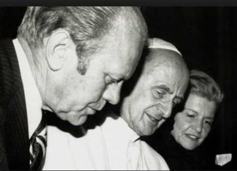 Gerald and Betty Ford look over a gift they presented to Pope Paul during their 1975 Vatican visit. (Getty)
