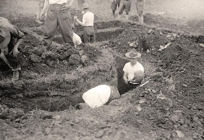 Soldiers-Trenches-Digging